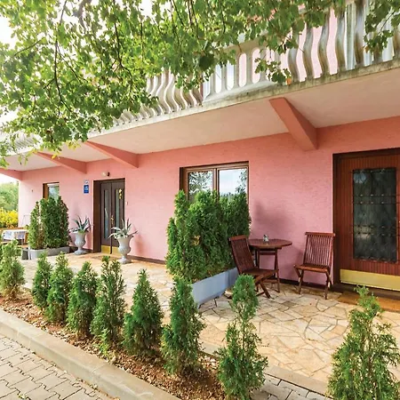 Awesome In Valtursko Polje With Kitchen Διαμέρισμα