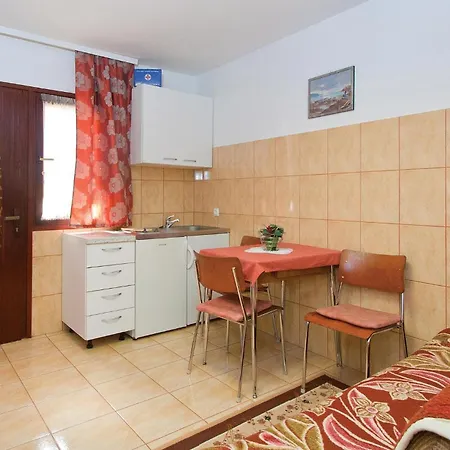 Awesome In Valtursko Polje With Kitchen Appartamento Pola