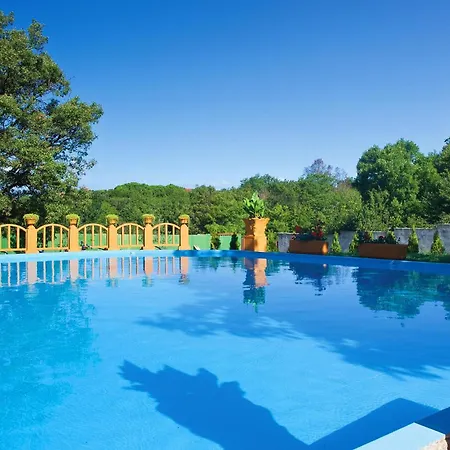 Διαμέρισμα Awesome In Valtursko Polje With Kitchen Πούλα