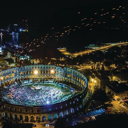 Awesome In Valtursko Polje With Kitchen Πούλα