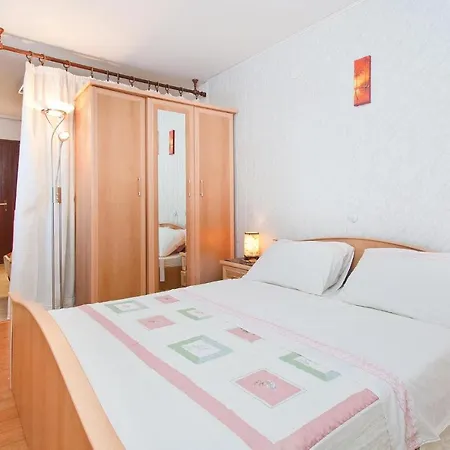 Awesome In Valtursko Polje With Kitchen