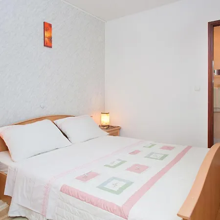 아파트 Awesome In Valtursko Polje With Kitchen