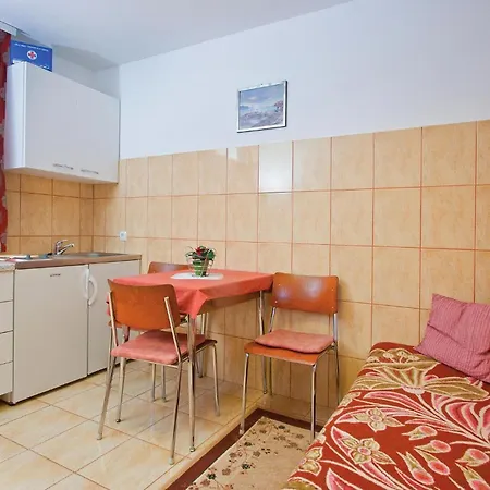 Apartmán Awesome In Valtursko Polje With Kitchen *
