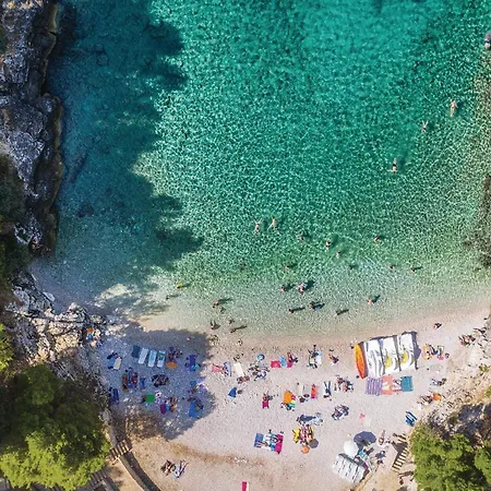 Awesome In Valtursko Polje With Kitchen 아파트