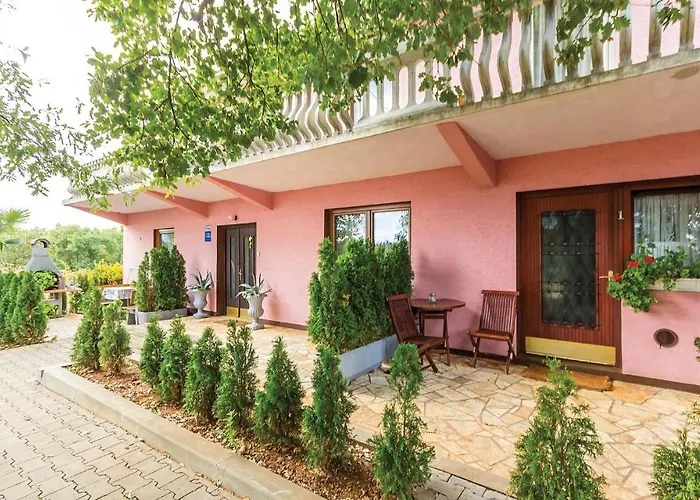 Awesome In Valtursko Polje With Kitchen Apartamento