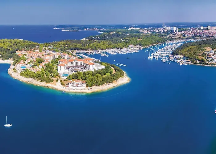 Awesome In Valtursko Polje With Kitchen Pula