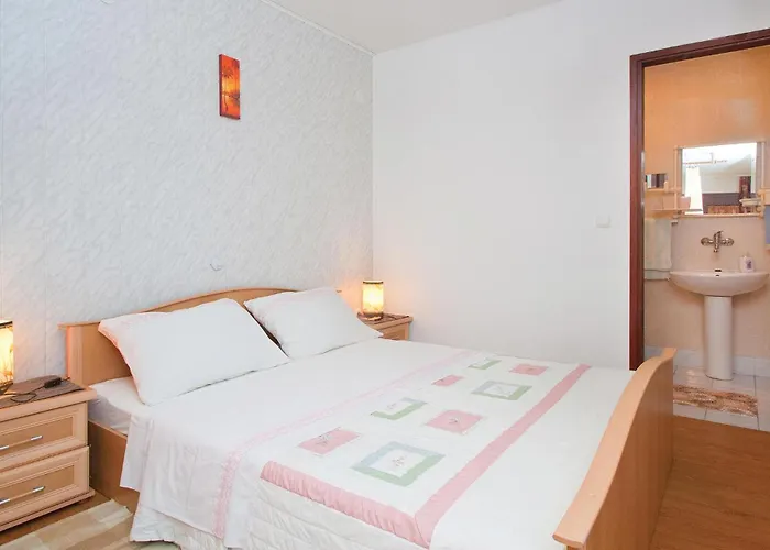 Apartamento Awesome In Valtursko Polje With Kitchen