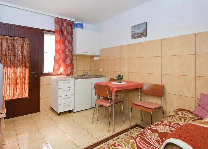 Awesome In Valtursko Polje With Kitchen Apartamento Pula