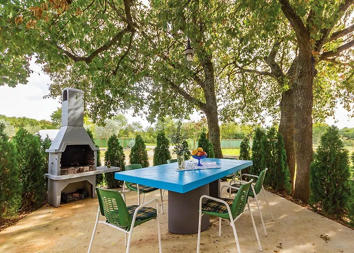 Awesome In Valtursko Polje With Kitchen Pula