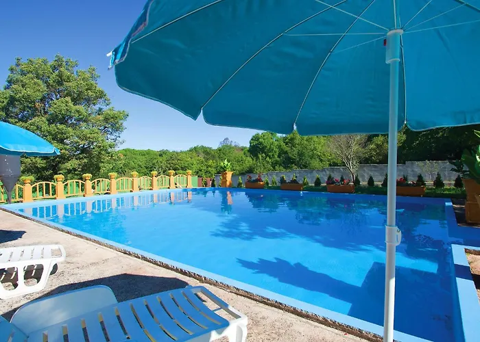 Awesome In Valtursko Polje With Kitchen * Pula