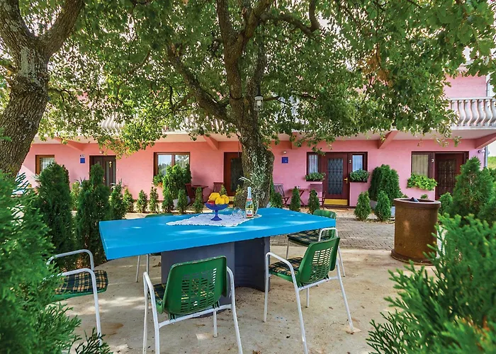 Awesome In Valtursko Polje With Kitchen