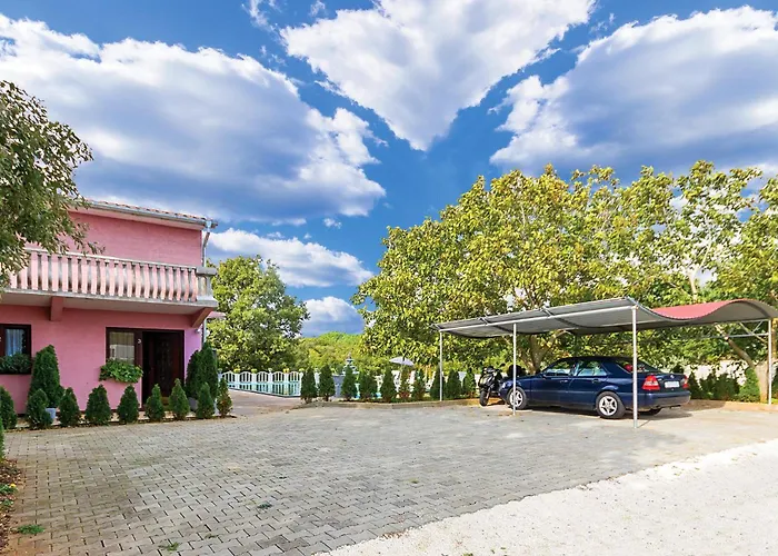 Awesome In Valtursko Polje With Kitchen Apartamento