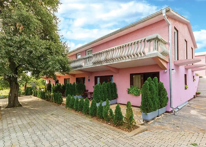 Awesome In Valtursko Polje With Kitchen