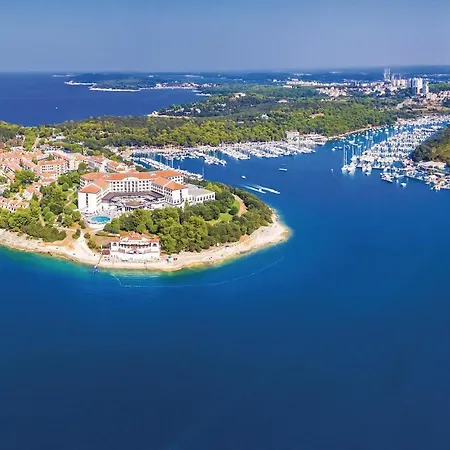 Awesome In Valtursko Polje With Kitchen Pula